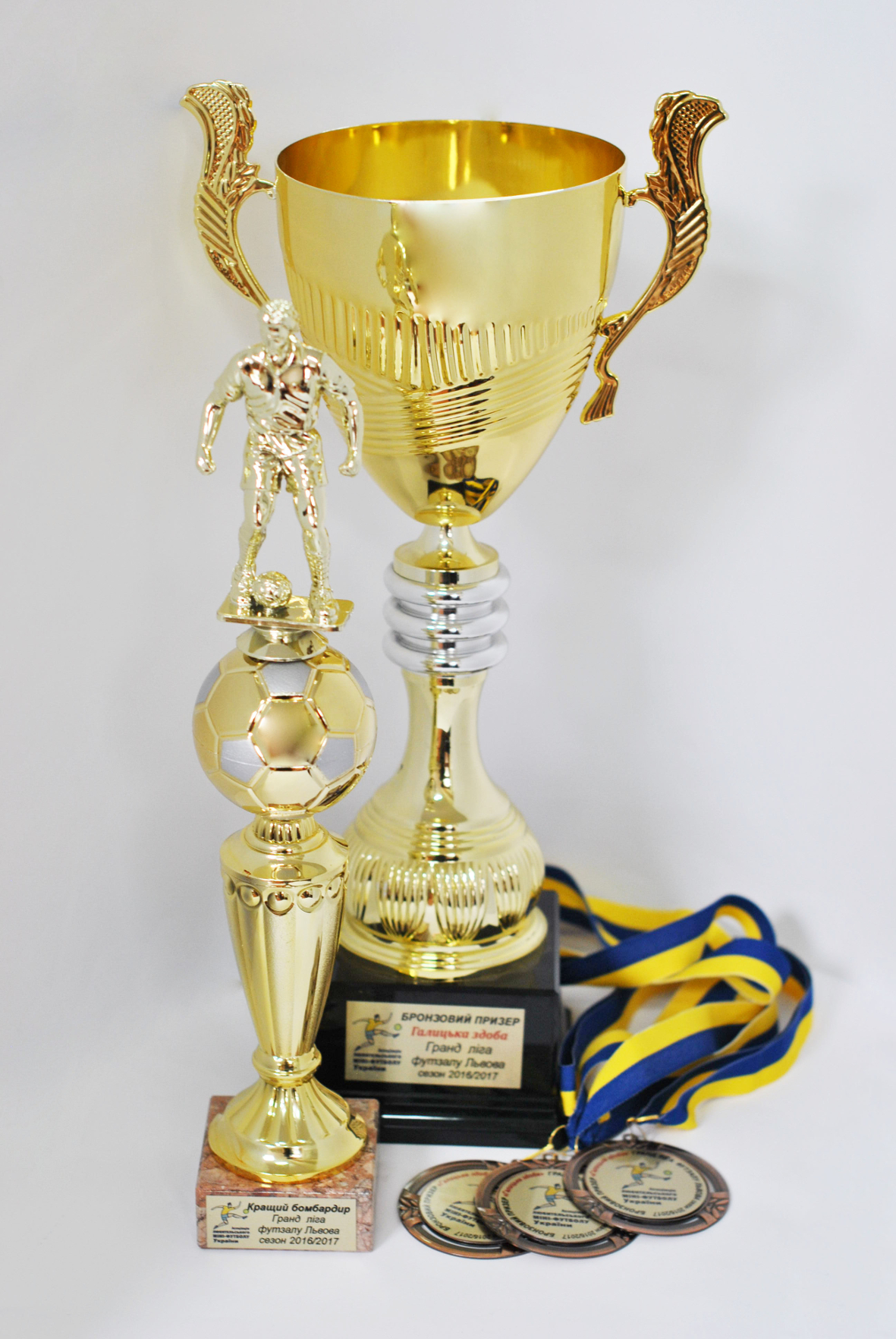 Кубок футбольної команди «Галицька здоба» за ІII місце у Гранд Лізі з футзалу у сезоні 2016/2017 років. За результатами змагань гравець «Галицької здоби» став кращим бомбардиром ліги.